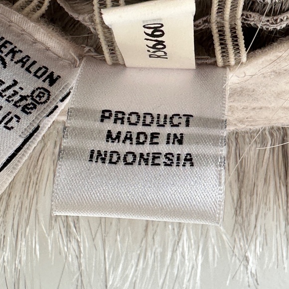 Two Raquel Welch Wigs Enchant in Biscuit and Ready to Take Off in Silver - Picture 15 of 16